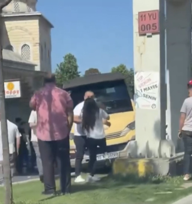 İstanbul'da trafikte akılalmaz olay! Sinir krizi geçiren kadın minibüsün direksiyonunu kırdı - Resim: 1