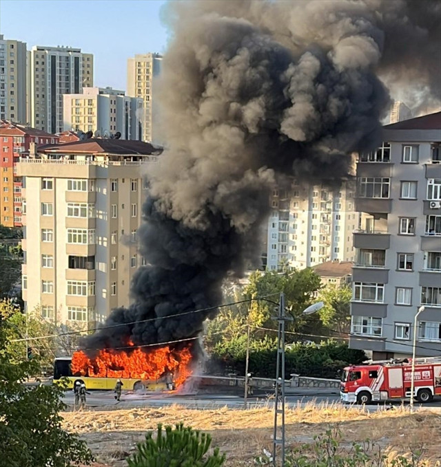 Ümraniye'de seyir halindeki İETT otobüsü yandı - Resim: 0