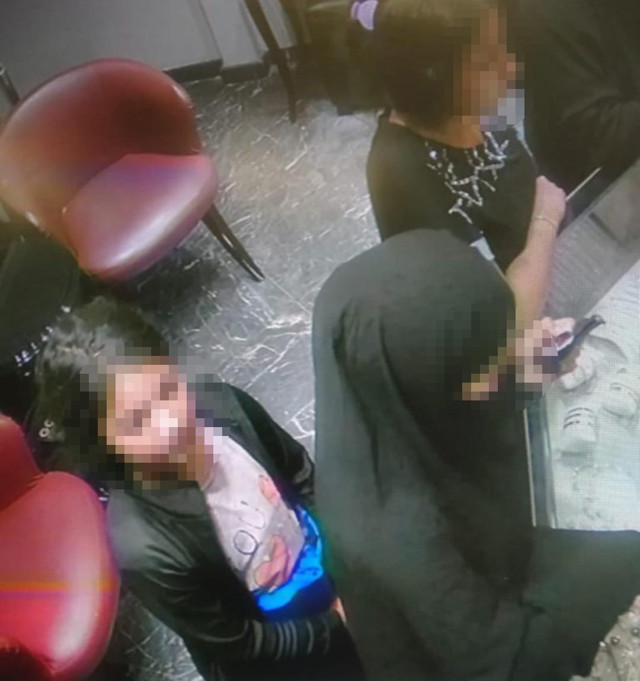 Çocukları hırsızlığa alet ettiler: Kaşla göz arasında 60 bin TL'lik yüzükler böyle çalındı - Resim: 1