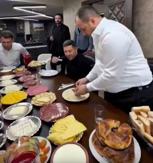 Belediye Başkanı Rasim Arı'nın kahvaltı sofrası ortalığı karıştırdı - Resim: 0