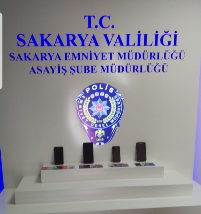 Sakarya'da dolandırıcılar yaşlı adamı 188 bin TL dolandırdı polis yakaladı - Resim: 0