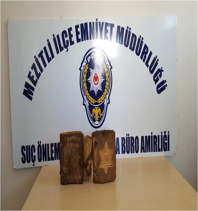 Mersin'de polis ekipleri bir evde yaptığı aramada 2 el yazması tarihi kitap ele geçirdi - Resim: 1