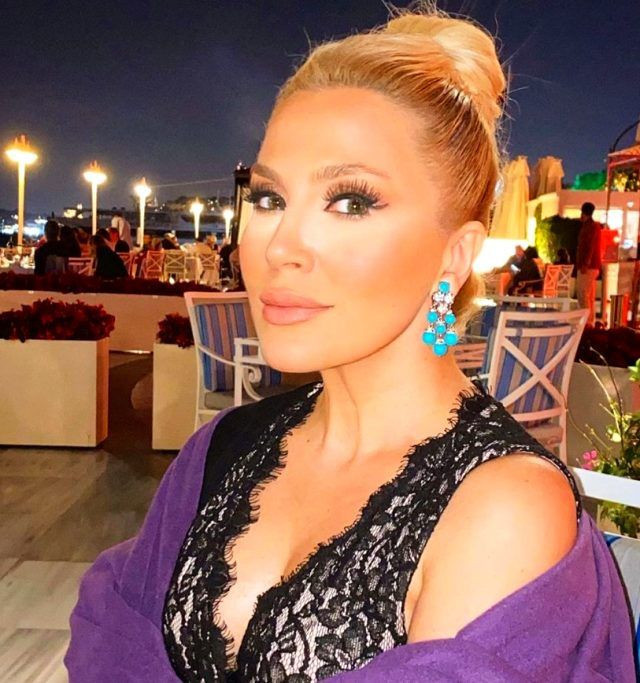 Lerzan Mutlu'dan iddialı poz derin yırtmaçlı elbisesi olay oldu! 'Altın çırılçıplak!' - Resim: 2