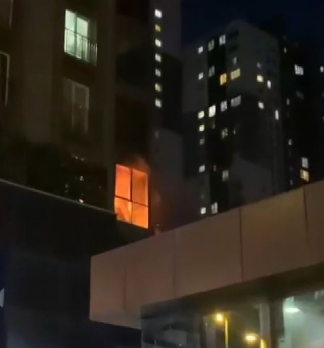 Evde önce yangın çıkardı, sonra balkondan atlayıp intihar etmek istedi! Site sakinleri böyle dövdü - Resim: 1