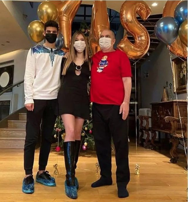 Yasmin Erbil'in yeni cesur pozu olay oldu! Dekoltesini Mehmet Ali Erbil sansürlemişti - Resim: 3