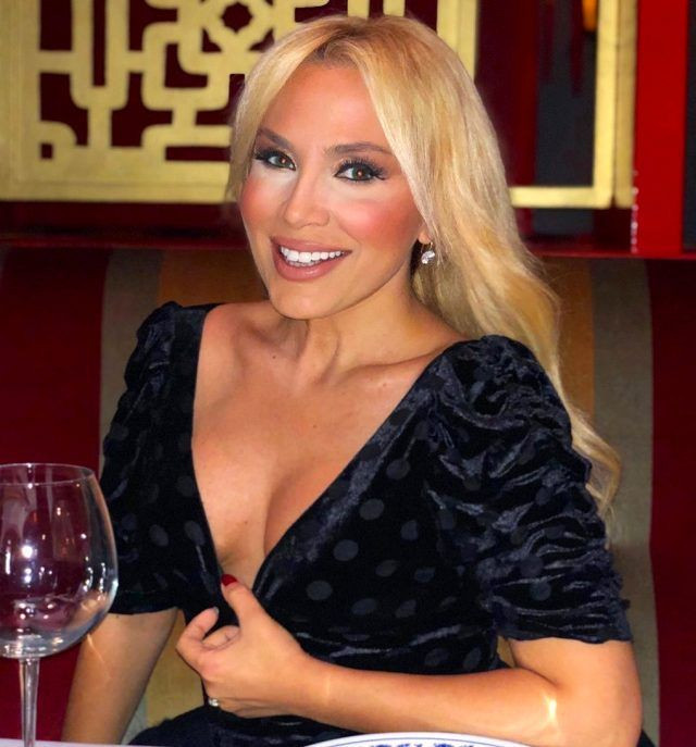 Lerzan Mutlu'dan iddialı poz derin yırtmaçlı elbisesi olay oldu! 'Altın çırılçıplak!' - Resim: 1