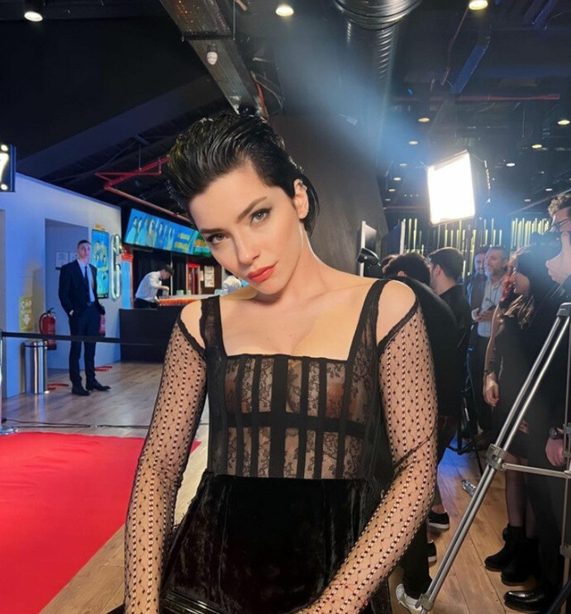 Merve Boluğur sütyen yerine göğüs bandı kullandı! Sosyal medyanın diline düştü: "Neden kendini bile bile yakıyon sen?" - Resim: 1