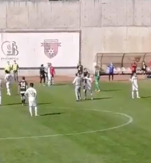 Gökhan Çıra sahaya dalıp hakemi darp etti! Büyük ceza yolda - Resim: 0