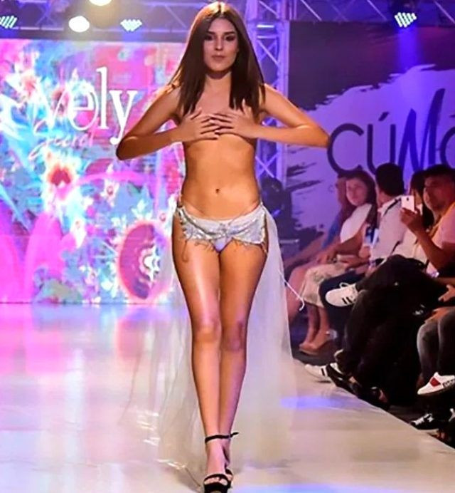 Lina Daniela Daza'nun podyumda göğüsleri açıldı elbisesinin askıları düştü - Resim: 3