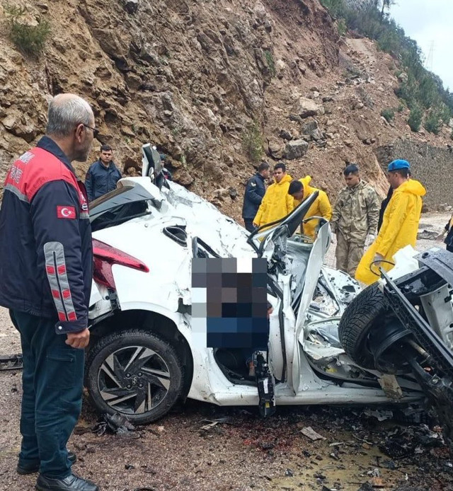 Adana'da 4 öğretmen feci şekilde öldü! Yolda giderken üzerlerine kaya devrildi - Resim: 0