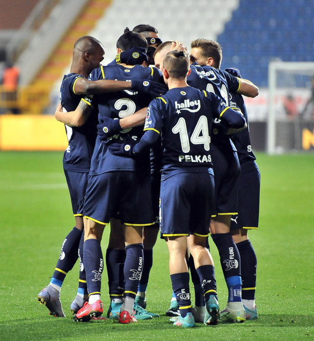 Fenerbahçe konuk olduğu Kasımpaşa'yı 90+1'de Szalai ile bulduğu golle 2-1 yendi - Resim: 1