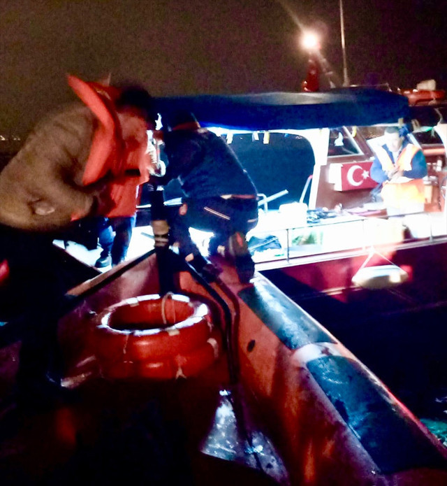 İstanbul'da tekne karaya oturdu! 9 kişi son anda kurtarıldı - Resim: 0
