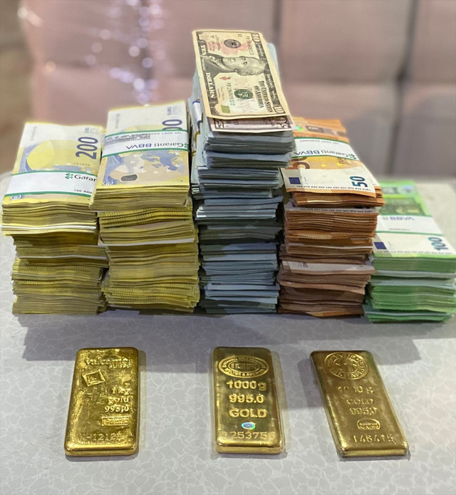 Manavgat Belediyesine yönelik operasyon! Depoya saklanmış altın ve döviz ele geçirildi - Resim: 0