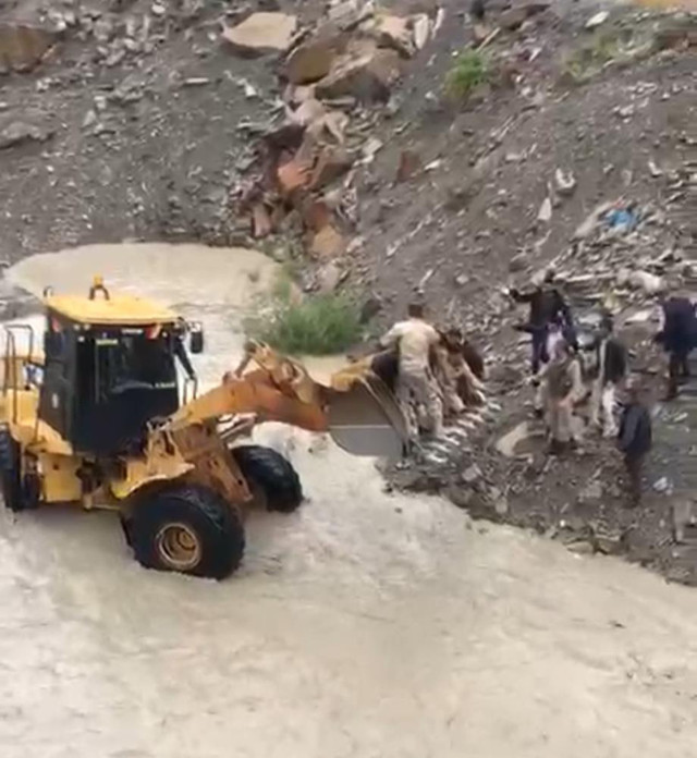 Hakkari'de askeri araç Zap suyuna uçtu! 9 yaralı asker kepçe yardımı ile çıkarıldı - Resim: 3