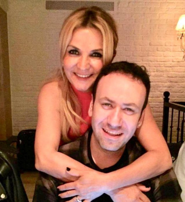 Deniz Seki cenazeye dekolteli mini elbiseyle katılınca olanlar oldu! Tepkiler büyüdü - Resim: 1