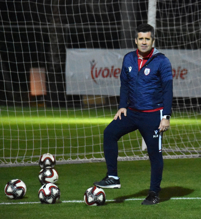 Fenerbahçe'nin listesindeki teknik direktöre Süper Lig'den teklif yağıyor - Resim: 0