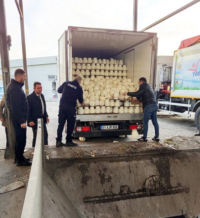 Ankara'da ele geçirilen 9 ton bozuk peynir imha edildi - Resim: 0