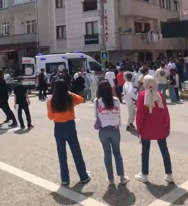 Karne günü okulda akılalmaz olay: Silahı belinden çıkardı, müdürü görünce olanlar oldu! - Resim: 1