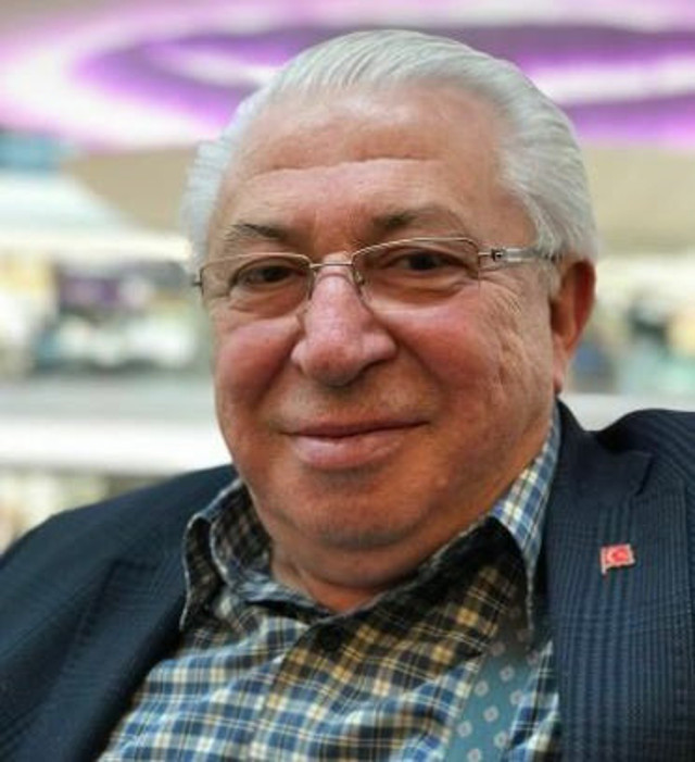 Ünlü yazar "Ne mutlu Türk'üm" parolasıyla dolandırıldı - Resim: 0