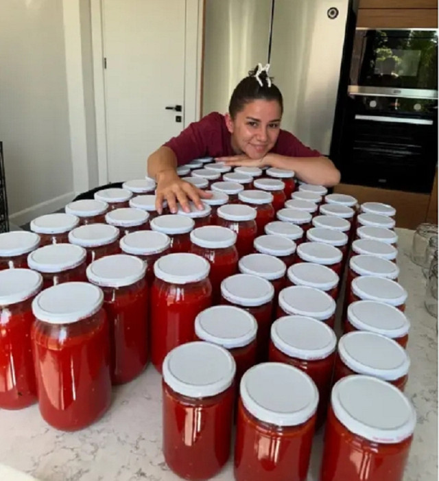 Şarkıcı Merve Özbey hamarat çıktı! Kavanozlarca domates sosu yaptı... - Resim: 0