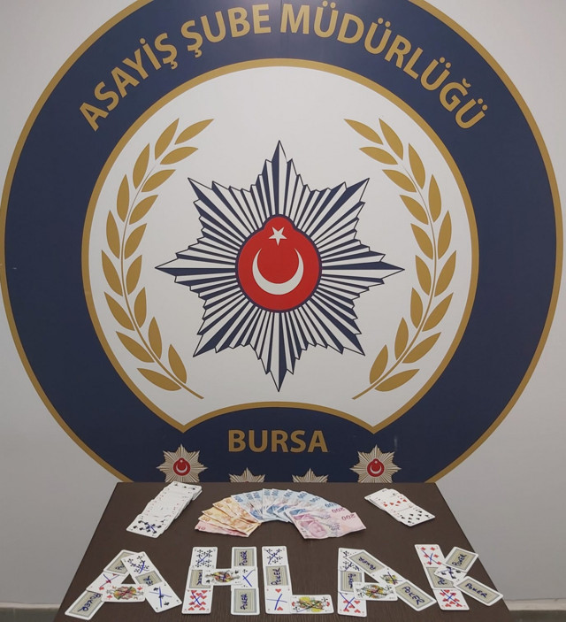Bursa'da kumar operasyonunda perde arkasına saklandı polis yakaladı - Resim: 1