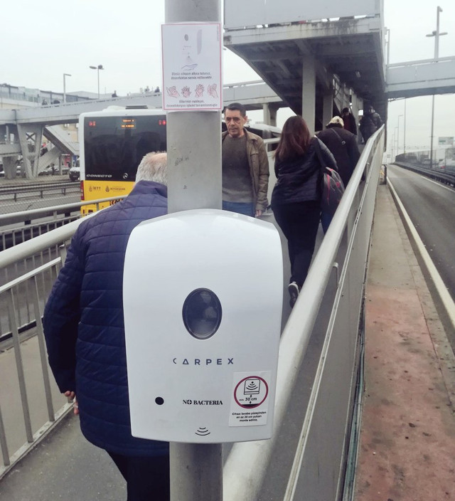 İstanbul'da metrobüs duraklarına korona virüs dezenfektanı konuldu - Resim: 0