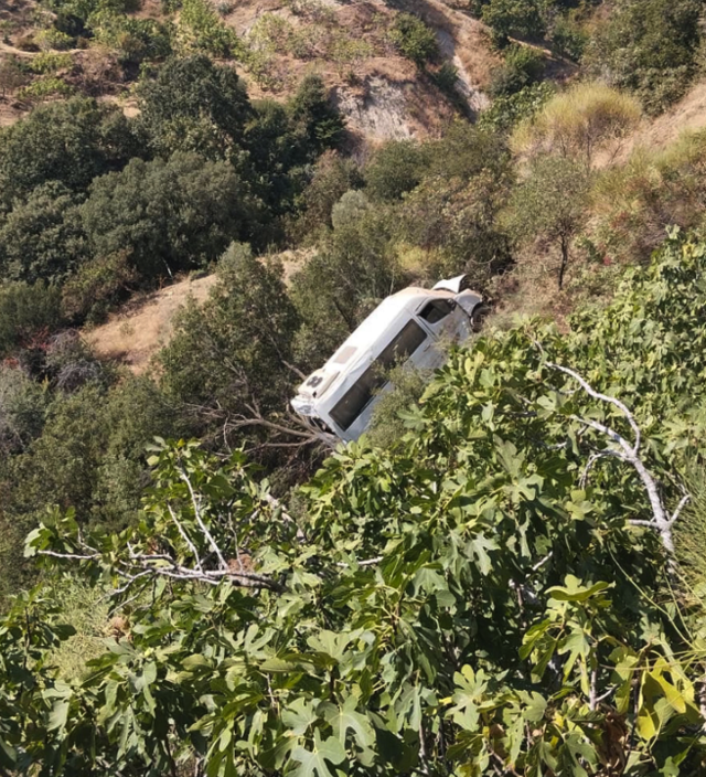 Aydın'da içinde öğrencilerin de olduğu okul servisi uçuruma yuvarlandı: 4'ü öğrenci 5 kişi yaralı - Resim: 0