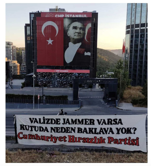 CHP İstanbul İl Başkanlığı'nın karşısında şok pankart: Valizde jammer varsa... - Resim: 0