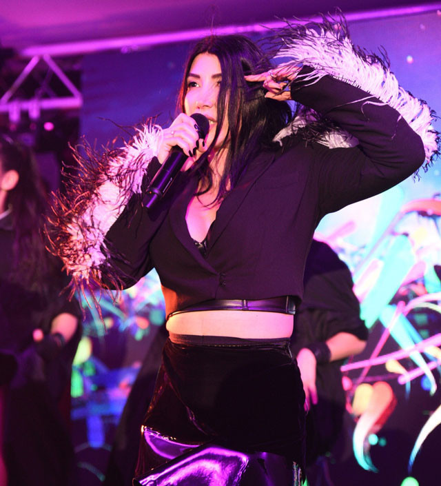 Hande Yener 'Biz alkış bağımlısı zavallılarız' dedi çapkınlık yorumu olay oldu - Resim: 1