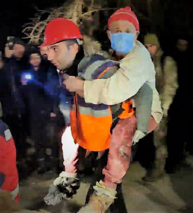 Hatay'da yaşlı adam ayaklarına doladı 72 saat hayata tutundu - Resim: 0