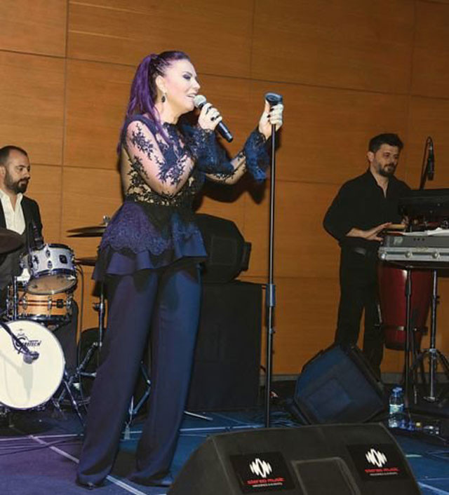 Yeşim Salkım'ın kızının düğününde davetsiz misafir tüm gözler üstündeydi - Resim: 4