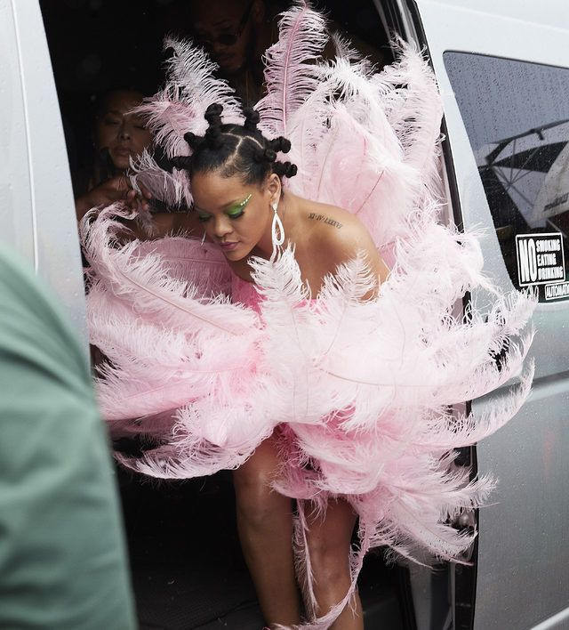 Yatak pozu olay olan Rihanna yine farkını ortaya koydu! Kıyafeti festivale damga vurdu! - Resim: 3