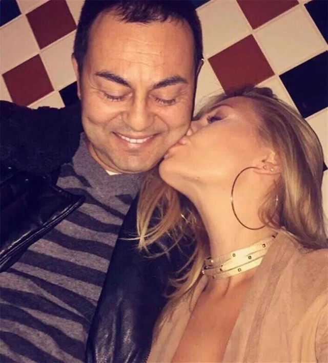 Serdar Ortaç'ın nafaka ödediği eski eşi Chloe Loughnan'dan dekolteli pozlar! "Serdar görmesin" - Resim: 4