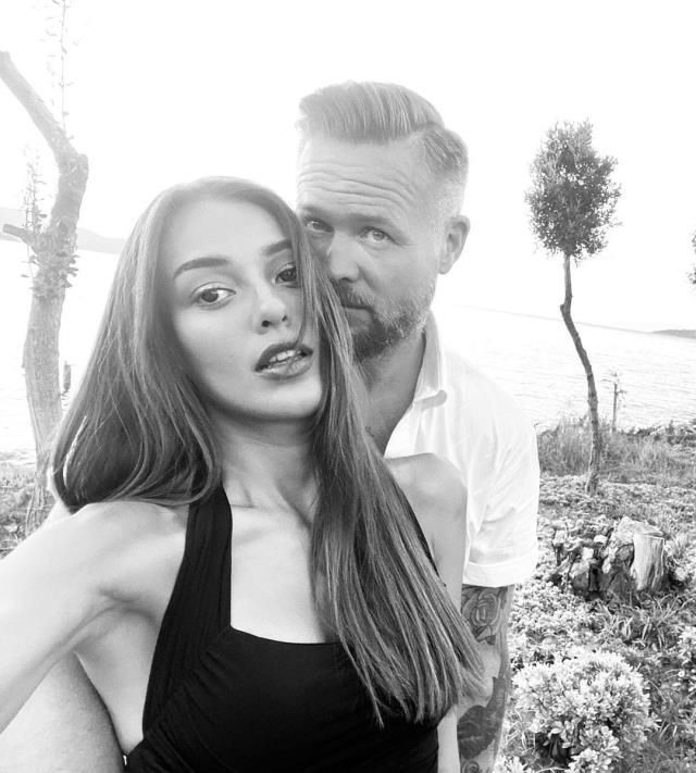 İzlandalı enişte Dilan'ı çabuk unuttu bir kadınla dudak dudağa görüntülendi! - Resim: 1