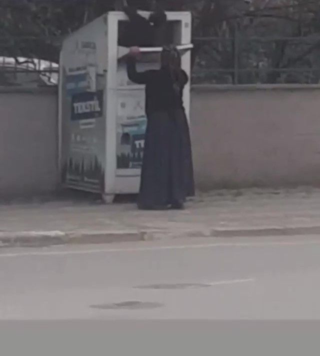 Darıca'da görenler şaşkına döndü çocuğu kumbaranın içine soktu - Resim: 2