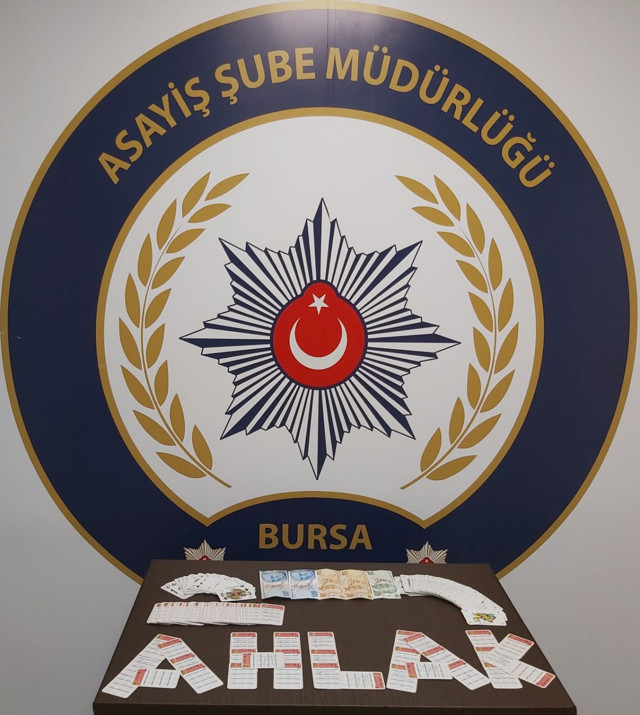 Bursa'da sorumsuzluk diz boyu kahvehanede kumar oynarken yakalandılar - Resim: 0