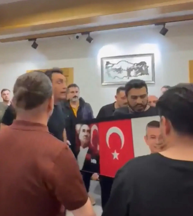 CHP İstanbul İl Başkanlığı'nda pankart krizi! Polis binaya girdi, gece boyu gerginlik düşmedi - Resim: 1