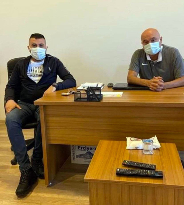 İki genç futbolcunun aileleri dolandırıldı Hikmet Karaman fotoğrafı ile kandırıldılar - Resim: 0