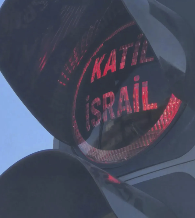 Niğde Belediyesi trafik ışıklarına 'Katil İsrail' yazdı! - Resim: 0