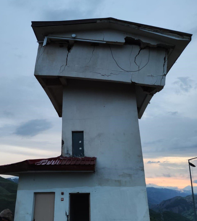 Bingöl Karlıova'da 5.7 büyüklüğünde deprem - Resim: 0