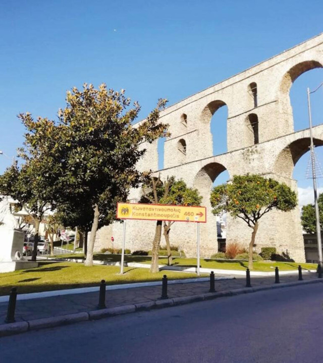 Yunanistan’ın Kavala kentinde 'Konstantinopolis 460 kilometre' tabelası - Resim: 0