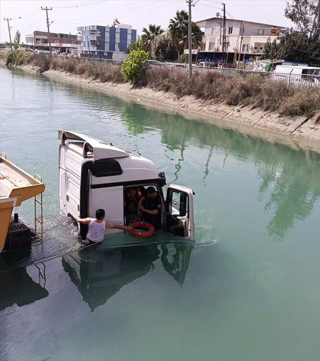 Adana'da sulama kanalına uçan tır sürücüsünün zor anları - Resim: 0