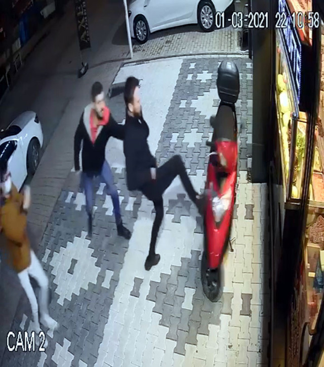 'Acılı çiğ köfte dayağı' olayının yaşandığı dükkana bu kez de kardeşi saldırdı - Resim: 0