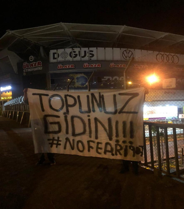 Fenerbahçe Stadı'na taraftardan tepki parkartı: Topunuz gidin - Resim: 0