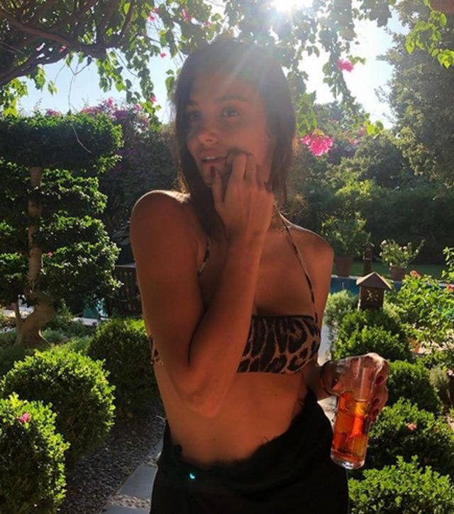 FOX TV Sen Çal Kapımı'da oynayan Hande Erçel leoparlı bikinisiyle pozunu verdi - Resim: 3