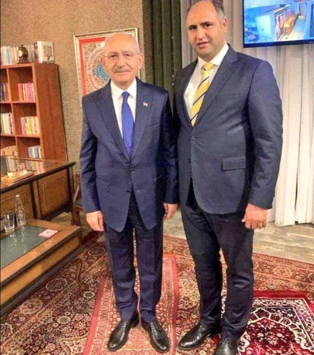 "Görmedim, çok üzgünüm" demişti... Kemal Kılıçdaroğlu'nun seccade üzerinde yeni görüntüleri ortaya çıktı! - Resim: 1