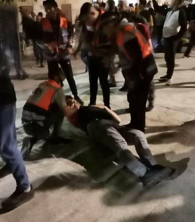 İsrail polisi Mescid-i Aksa'ya girerek cemaate saldırdı - Resim: 2