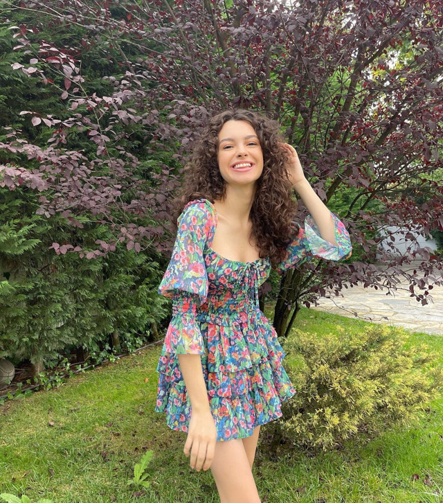 Kardeşlerim Asiye bu kez dozunu kaçırdı! Minisiyle poz verdi "Elbiseyi gören var mı?" - Resim: 2