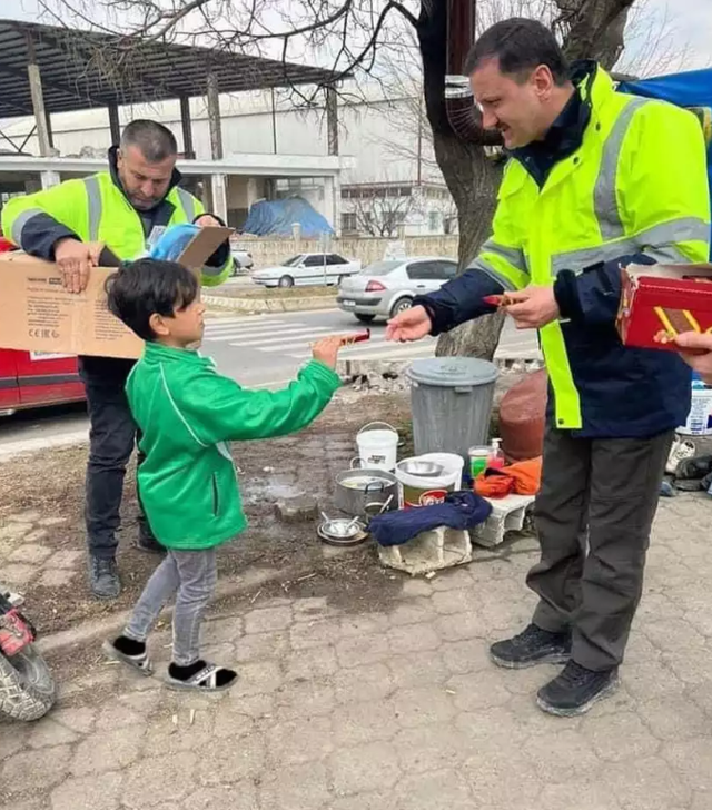 Depremzede çocuklara shop ile "çorap" giydirdi! Yahya Çınkıl'dan açıklama - Resim: 2