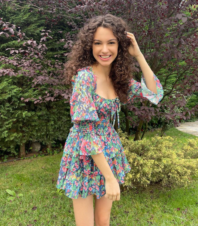 Kardeşlerim Asiye bu kez dozunu kaçırdı! Minisiyle poz verdi "Elbiseyi gören var mı?" - Resim: 1